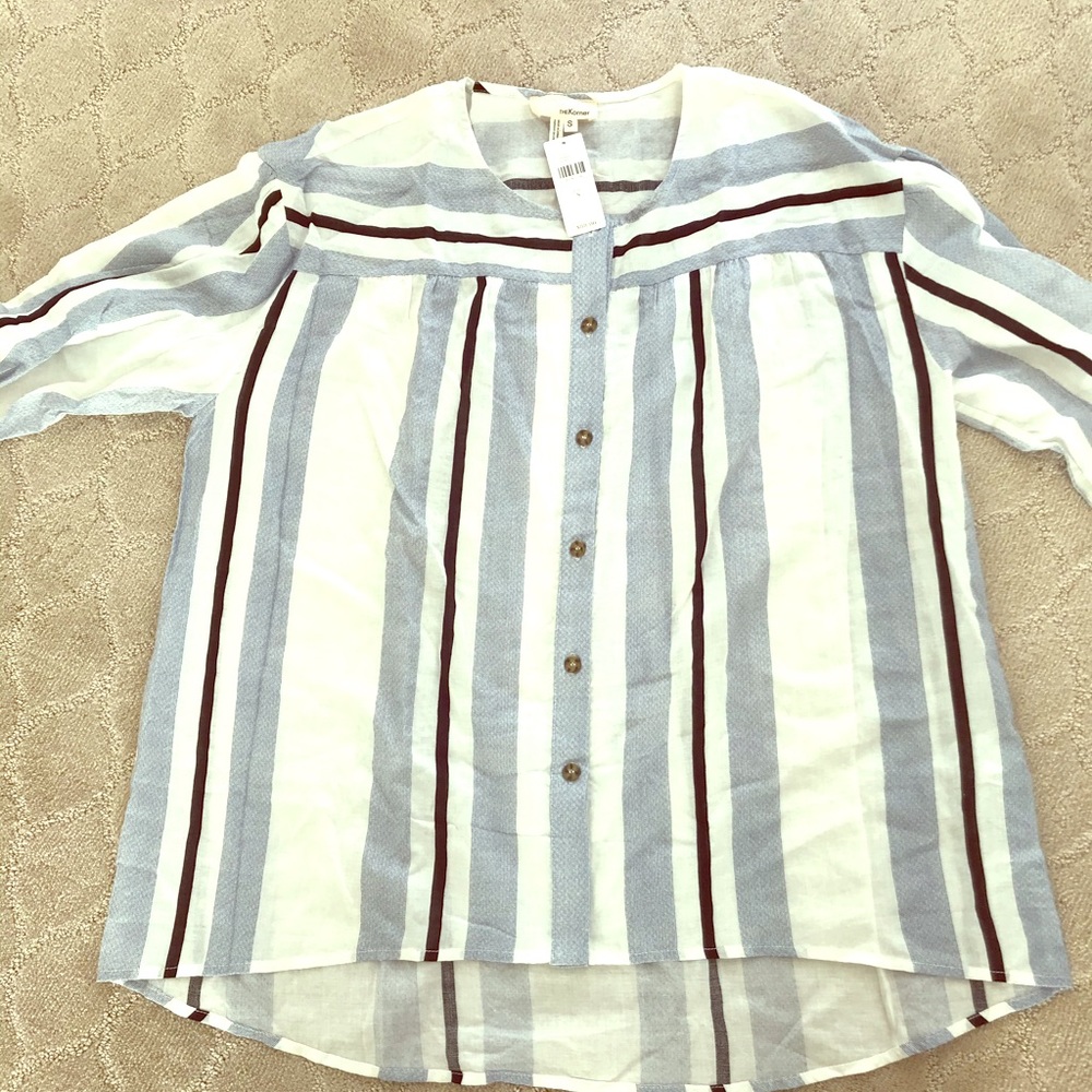 3/4 sleeve blouse with front buttons, boxy cut.